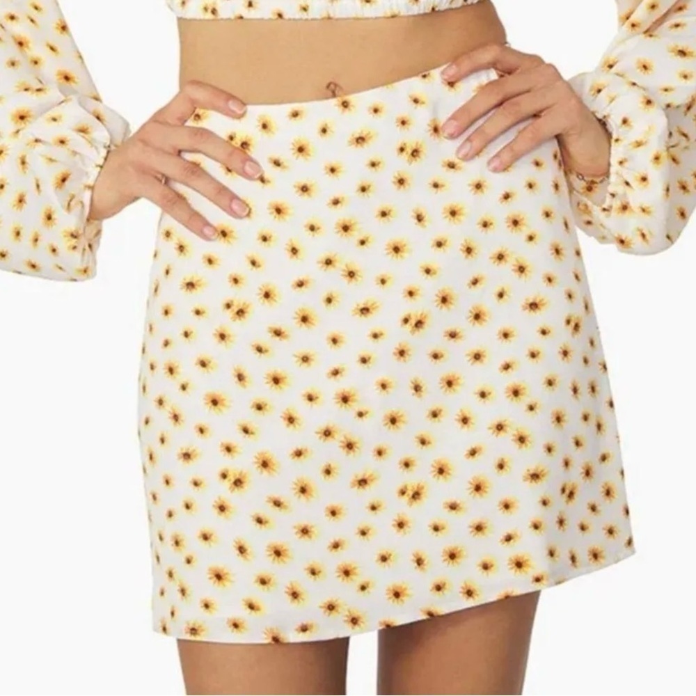 NWT We Wore What Daisies Floral Mini
